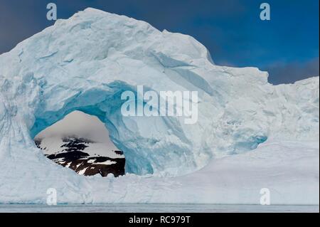 Natural Arch Carved in einem Eisberg, Antarktis, Sound, Antarktische Halbinsel, Antarktis Stockfoto