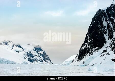 Berge und Scholle, Lemaire Kanal, Antarktische Halbinsel, Antarktis Stockfoto