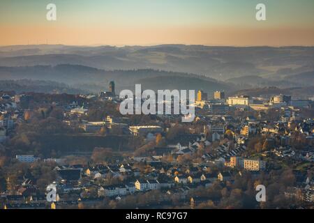 Luftaufnahme, Blick auf die Stadt mit der katholischen Kirche St. Joseph und Medardus, hügeligen Landschaft auf der Rückseite, Lüdenscheid, Sauerland Stockfoto