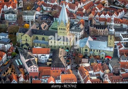 Luftaufnahme, Rathaus mit St.-Petri Kirche, St. Patrokli Dom, Weihnachtsmarkt, Petrikirchhof, Cathedral Square Stockfoto