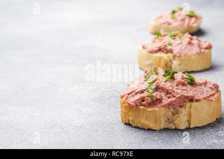 Sandwiches mit Hähnchen Pastete und Butter auf den Tisch Stockfoto