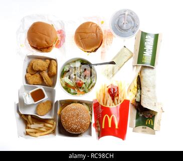 Fast food, verschiedene Elemente von McDonalds, mit einem alkoholfreien Getränk verpackt Stockfoto