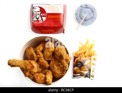 Fast food, verschiedene Elemente aus Kentucky Fried Chicken mit einem alkoholfreien Getränk Stockfoto