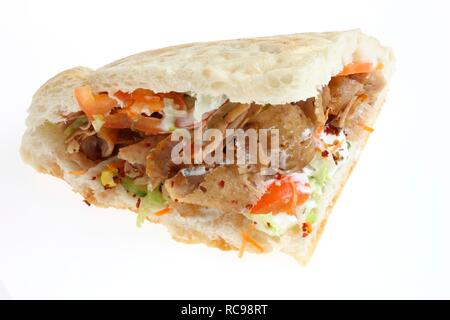 Fast food, Döner im Fladenbrot mit gemischten Salat und Knoblauch - Joghurt Sauce Stockfoto