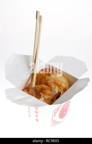 Fast food, asiatische Schale, süß und sauer Huhn auf Reis, verpackt, mit Stäbchen Stockfoto