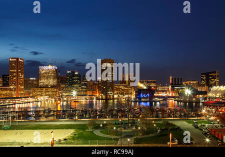 Baltimore die Skyline in der Dämmerung und Boote in der Marina, Binnenhafen, Patapsco River, Baltimore, Maryland, USA Stockfoto