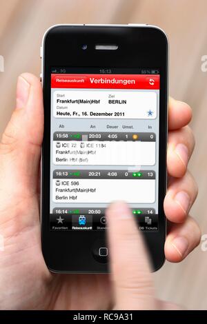 Iphone, Smartphone, App auf dem Bildschirm, Reiseinformationen der Deutschen Bahn, der Deutschen Bahn AG Stockfoto