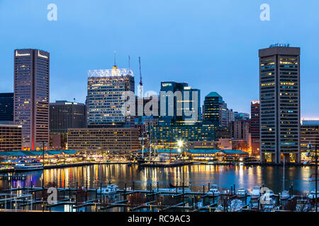 Baltimore die Skyline in der Dämmerung und Boote in der Marina, Binnenhafen, Patapsco River, Baltimore, Maryland, USA Stockfoto