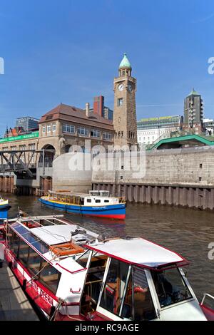 Boote und der Uhrturm, Landungsbrücken Landungsbrücken, Hamburg, PublicGround Stockfoto