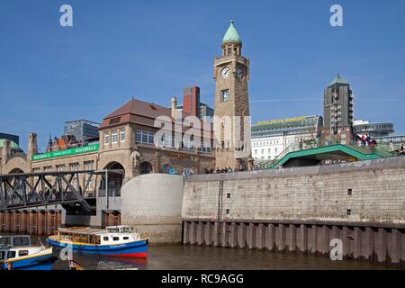 Boote und der Uhrturm, Landungsbrücken Landungsbrücken, Hamburg, PublicGround Stockfoto