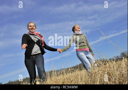 Zwei junge Frauen zusammen in freier Natur | Zwei junge weibliche Teenager ausserhalb zusammen Stockfoto