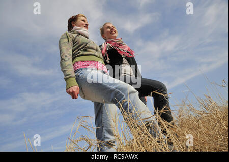 Zwei junge Frauen zusammen in freier Natur | Zwei junge weibliche Teenager ausserhalb zusammen Stockfoto