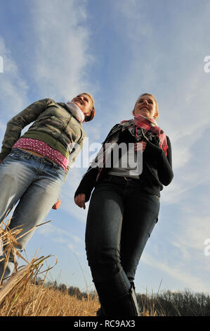 Zwei junge Frauen zusammen in freier Natur | Zwei junge weibliche Teenager ausserhalb zusammen Stockfoto