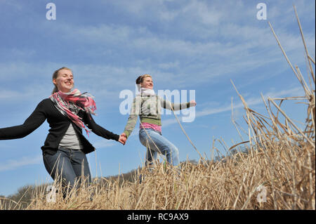 Zwei junge Frauen zusammen in freier Natur | Zwei junge weibliche Teenager ausserhalb zusammen Stockfoto