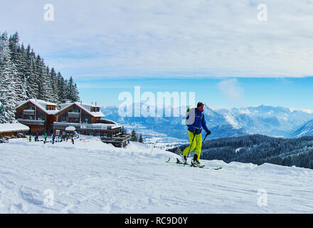 Skifahrer und Ski Tour Walker mit dem Lift Alpspitzbahn bis zu dem Berg Alpspitz den Hängen entlang iced Wald in Nesselwang, Allgäu, Bava unten laufen zu lassen Stockfoto