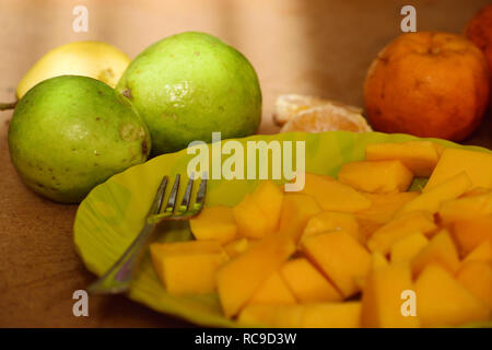 Eine Platte voll von in Scheiben geschnitten serviert Papaya um andere Früchte Stockfoto