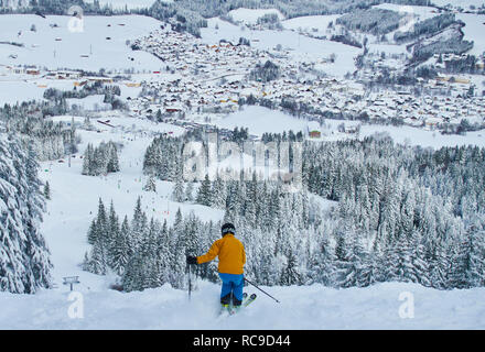 Skifahrer und Ski Tour Walker mit dem Lift Alpspitzbahn bis zu dem Berg Alpspitz den Hängen entlang iced Wald in Nesselwang, Allgäu, Bava unten laufen zu lassen Stockfoto