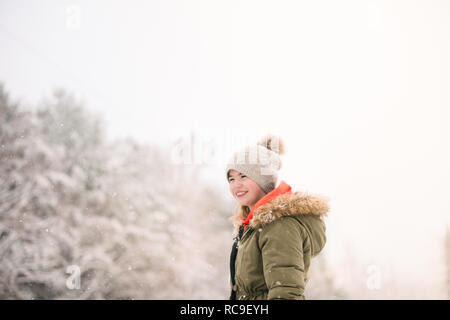 Mädchen im Winter Landschaft Stockfoto