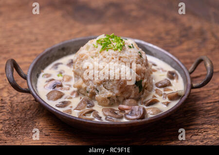 Bayerische Knödel in Pilzsauce Stockfoto