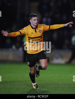 Die Newport County Padraig Amond feiert zweiten Ziel seiner Seite des Spiels zählen Stockfoto