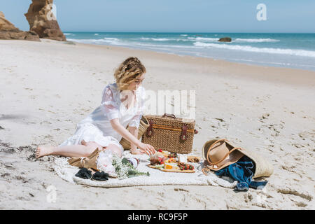 Junge Frau Picknick am Strand, Menemsha, Martha's Vineyard, Massachusetts, USA Stockfoto