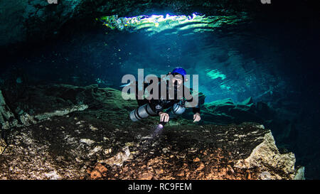 Cenote Höhlentauchen, Tulum, Quintana Roo, Mexiko Stockfoto