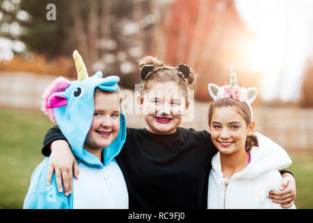 Mädchen in Halloween Kostüm im Park posing Stockfoto