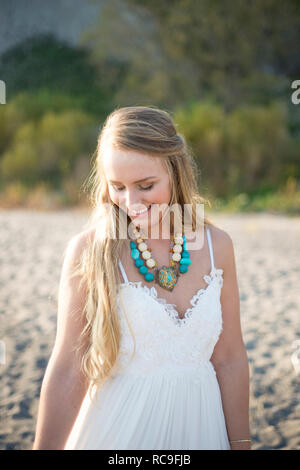 Braut Hochzeit Kleid am Strand bei Sonnenuntergang Stockfoto