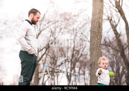 Vater, Sohn im Park Stockfoto