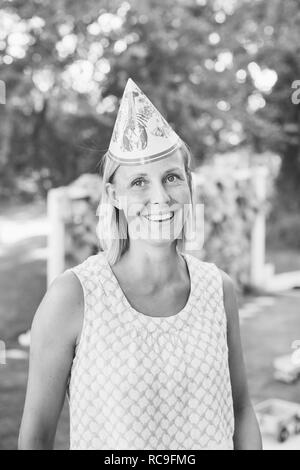 Reife Frau in der Partei hat Stockfoto