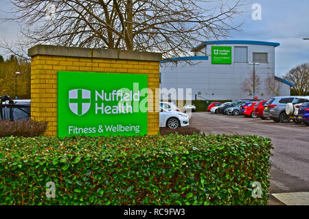 Nuffield Health Fitness & Wellness Club ist in Waterton Retail Park, Bridgend, Wales gelegen. Sporthalle, Fitnessraum und Schwimmbad. Stockfoto