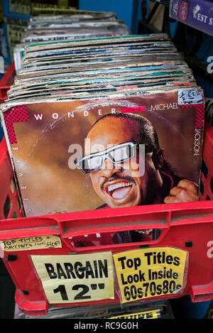 Stevie Wonder lächelnd von einem gut getragen, von 12" Schallplatten in einem Secondhand junk Shop in Edinburgh, Schottland, Großbritannien. Stockfoto