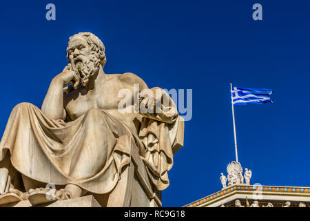 Statue des griechischen Philosophen Sokrates vor der Akademie von Athen, Griechenland Stockfoto