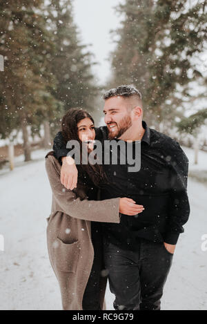 Paar in verschneiter Landschaft, Georgetown, Kanada Stockfoto