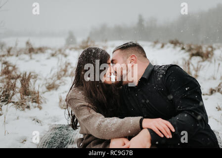 Paar im Schnee, Georgetown küssen, Kanada Stockfoto
