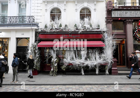 Clos Maggiore das preisgekrönte französische Restaurant außen mit weißen Zweigen Christbaumschmuck in Covent Garden London England UK KATHY DEWITT Stockfoto