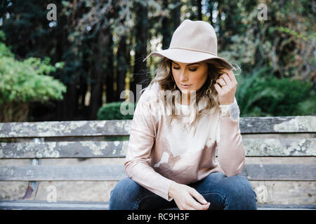 Frau auf Parkbank, San Rafael, Kalifornien, USA Stockfoto