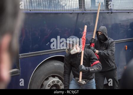 Die Demonstranten werden gesehen Holding Holzstäbchen während der Demonstration. Lehrer aus ganz Griechenland gegen ein neues Gesetz zur Regelung für die Ernennung/Einstellung der ständigen Lehrpersonal in das öffentliche Schulsystem in Athen, Griechenland. Stockfoto