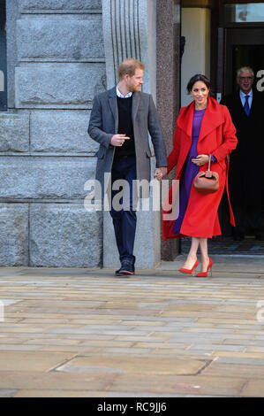 Der Herzog von Sussex" Prinz Harry' und der Herzogin von Sussex bin eghan" während ihres offiziellen Besuchs in Birkenhead gesehen. Konferenz Schule Kinder und Mitglieder der Öffentlichkeit, vor dem Besuch des Rathaus, Hamilton Square Liverpool Birkenhead. Stockfoto