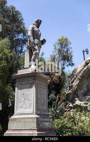 Blick auf die Statue von Don Pedro de Valdivia am Cerro Santa Lucia in Santiago de Chile Stockfoto