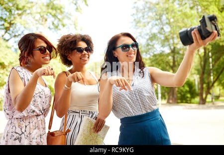 Frauen mit Karte reisen und Aufnahme von Video Blog Stockfoto