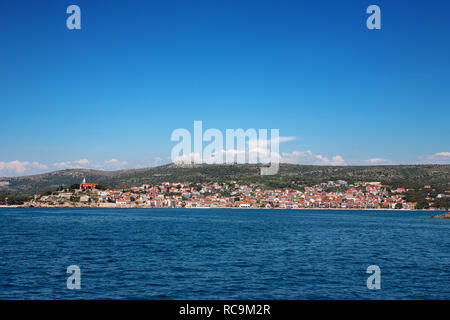 Von seewärts, Šibenik-Knin, Kroatien Primošten Stockfoto