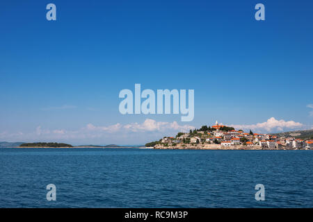 Von seewärts, Šibenik-Knin, Kroatien Primošten Stockfoto