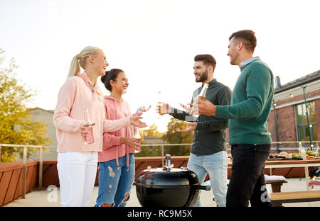 Gerne Freunde mit BBQ auf der Dachterrasse Stockfoto