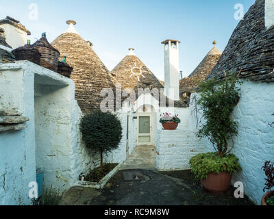 Die "Trulli" Häuser der Stadt Alberbello in der Region Apulien (Puglia in Italienisch), SE Italien. Stockfoto