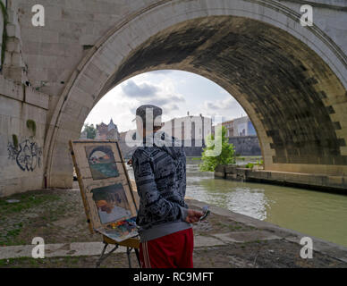 Rom, Italien, 05.06.2018: ein Künstler malt ein Bild auf dem Kai unter dem Sant'Angelo Brücke" an den Ufern des Tiber. Stockfoto