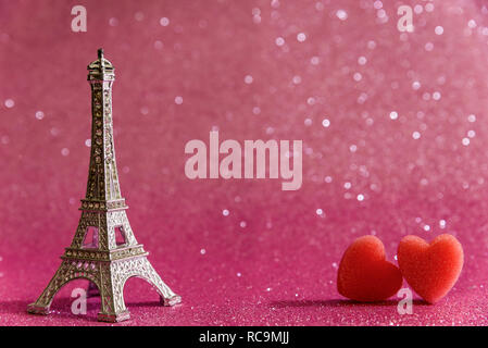 Valentinstag romantischer Hintergrund mit schönen Blumenstrauß aus Rosen auf hölzernen Tisch Valentinstag Liebe Paris. Stockfoto