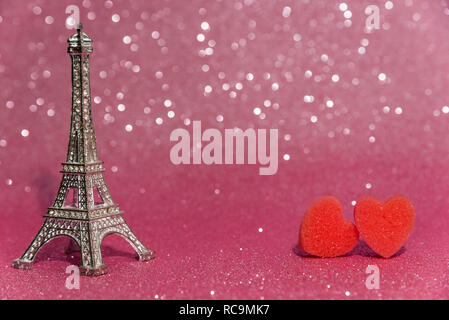 Valentinstag romantischer Hintergrund mit schönen Blumenstrauß aus Rosen auf hölzernen Tisch Valentinstag Liebe Paris. Stockfoto