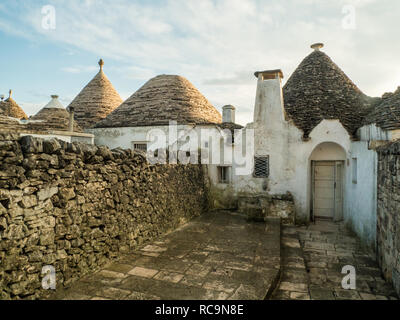 Die "Trulli" Häuser der Stadt Alberbello in der Region Apulien (Puglia in Italienisch), SE Italien. Stockfoto