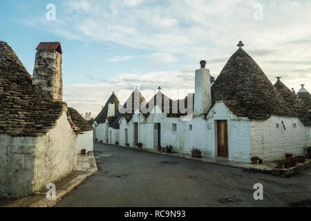 Die "Trulli" Häuser der Stadt Alberbello in der Region Apulien (Puglia in Italienisch), SE Italien. Stockfoto